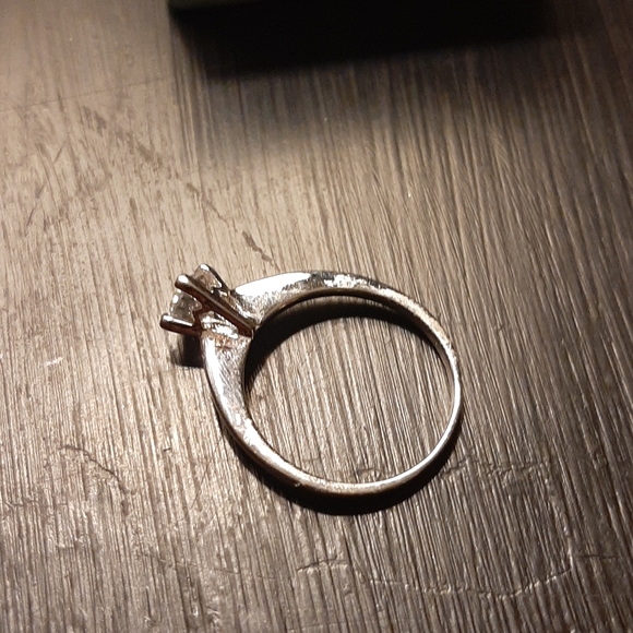 Round solitaire ring - Picture 3 of 4